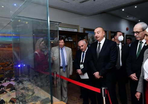 Prezident İlham Əliyev Əlcəzairdə Şəhidlər abidəsini və Milli Mücahidlər Muzeyini ziyarət edib - YENİLƏNİB-3