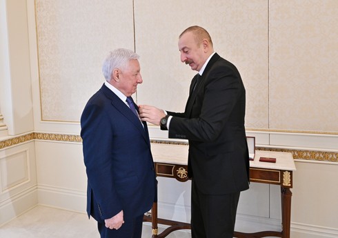 Prezident İlham Əliyev Maqomed Səidoviç Qurbanova “Şöhrət” ordenini təqdim edib Prezident İlham Əliyev Maqomed Səidoviç Qurbanova “Şöhrət” ordenini təqdim edib