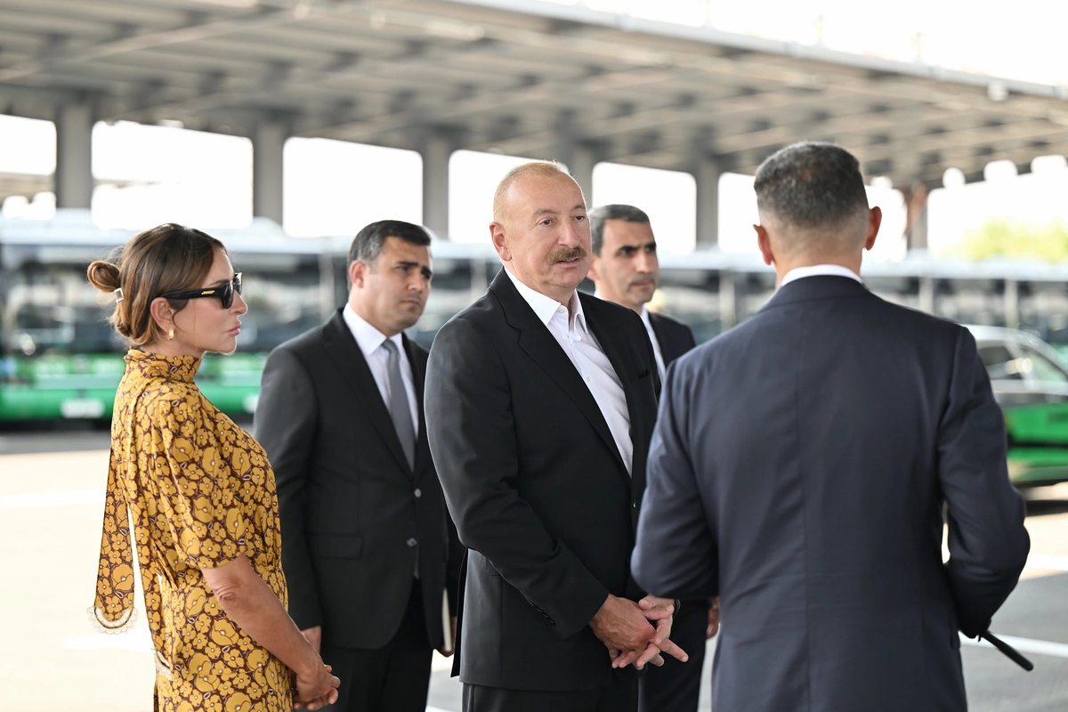 Prezident Naxçıvanda elektrik mühərrikli yeni avtobuslara baxıb, dəmir yolu infrastrukturunda aparılan yenidənqurma işləri ilə tanış olub Prezident Naxçıvanda elektrik mühərrikli yeni avtobuslara baxıb, dəmir yolu infrastrukturunda aparılan yenidənqurma işləri ilə tanış olub