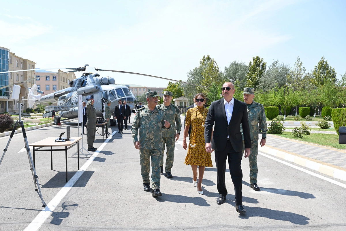 Prezident yeni yaradılan komando hərbi hissələrinə Döyüş bayraqlarının verilməsi mərasimində iştirak edib