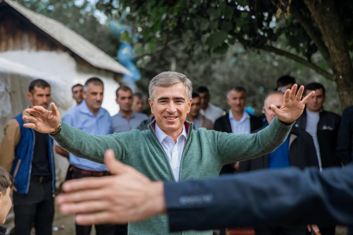 Prezidentin köməkçisi Pəncəli Teymurovun ailəsinin toy məclisinə qatıldı - Qol qaldırıb oynadı Prezidentin köməkçisi Pəncəli Teymurovun ailəsinin toy məclisinə qatıldı - Qol qaldırıb oynadı