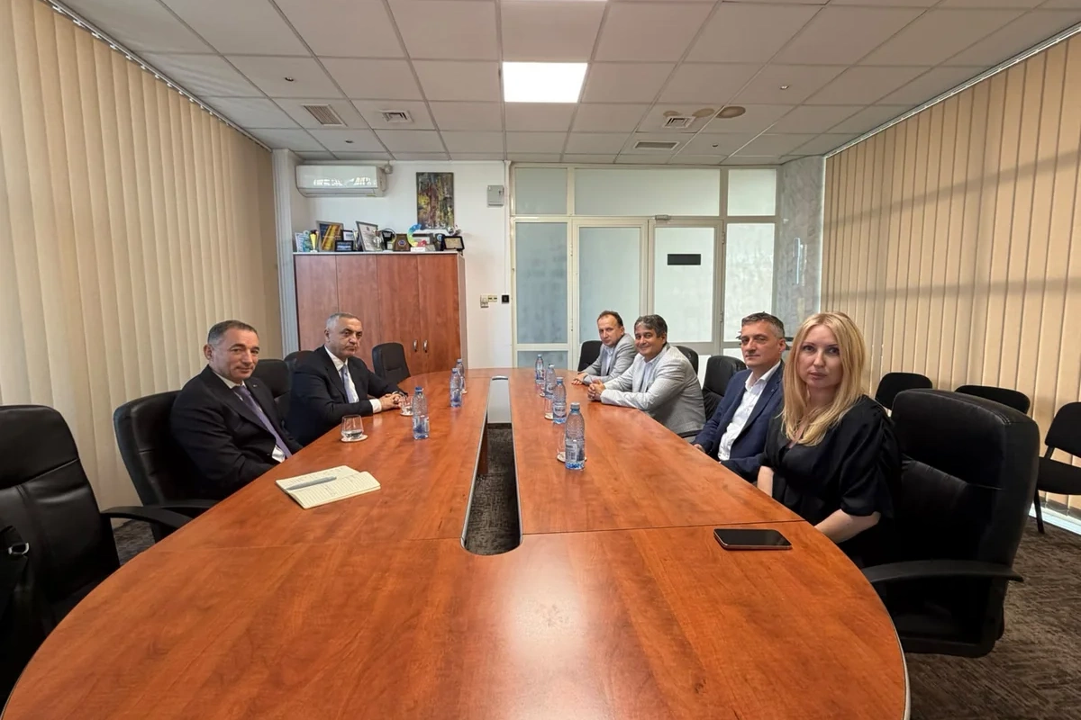 Prezidentin xüsusi nümayəndəsi Qarabağ bölgəsinin Rumıniya regionları ilə əlaqələrinin qurulmasını müzakirə edib Prezidentin xüsusi nümayəndəsi Qarabağ bölgəsinin Rumıniya regionları ilə əlaqələrinin qurulmasını müzakirə edib
