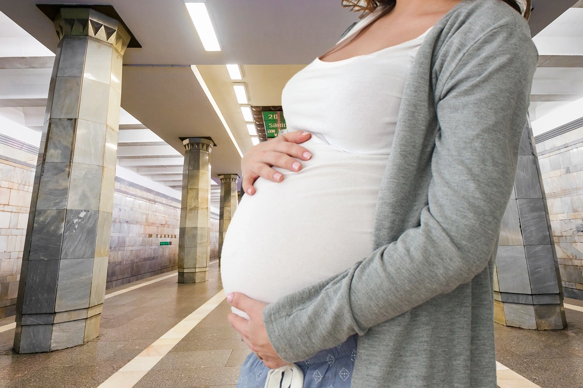 Qadın Bakı Metropolitenində uşaq dünyaya gətirib