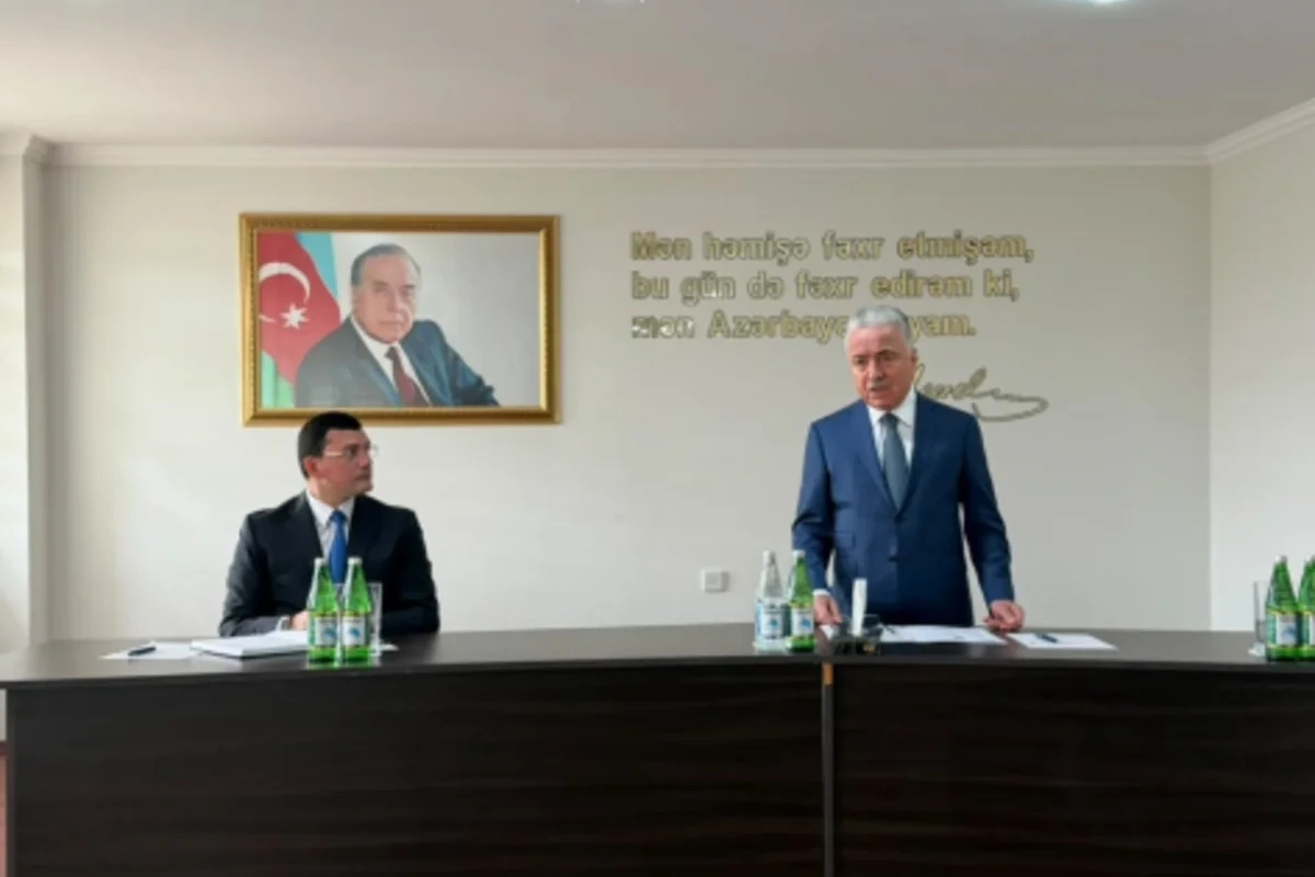 Qaradağ Rayon İcra Hakimiyyətinin başçısı kollektivə təqdim olunub Qaradağ Rayon İcra Hakimiyyətinin başçısı kollektivə təqdim olunub