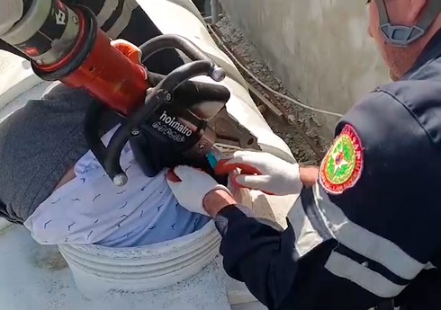 Qaraçuxurda su çənində qalan vətəndaş xilas edilib