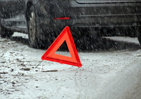 Qarlı hava şəraiti Abşeronda yol qəzasına səbəb olub, xəsarət alanlar var Qarlı hava şəraiti Abşeronda yol qəzasına səbəb olub, xəsarət alanlar var