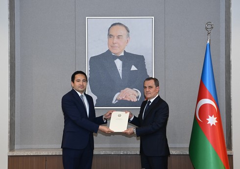 Qazaxıstanın yeni səfiri etimadnaməsinin surətini Ceyhun Bayramova təqdim edib Qazaxıstanın yeni səfiri etimadnaməsinin surətini Ceyhun Bayramova təqdim edib