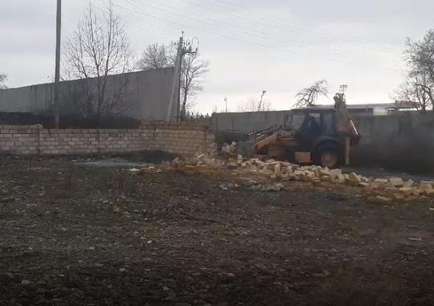 Qəbələdə qanunsuz tikili sökülüb