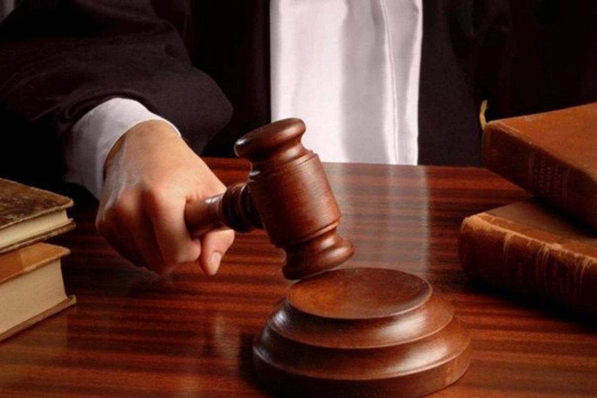 Qızını döydüyü üçün kürəkənini öldürən şəxsin cəzası 8 il endirilib Qızını döydüyü üçün kürəkənini öldürən şəxsin cəzası 8 il endirilib