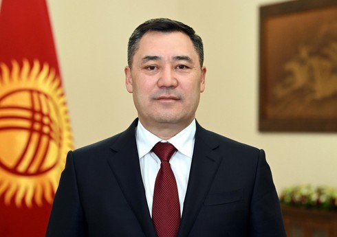 Qırğızıstan Prezidentinin rəsmi qarşılanma mərasimi olub Qırğızıstan Prezidentinin rəsmi qarşılanma mərasimi olub