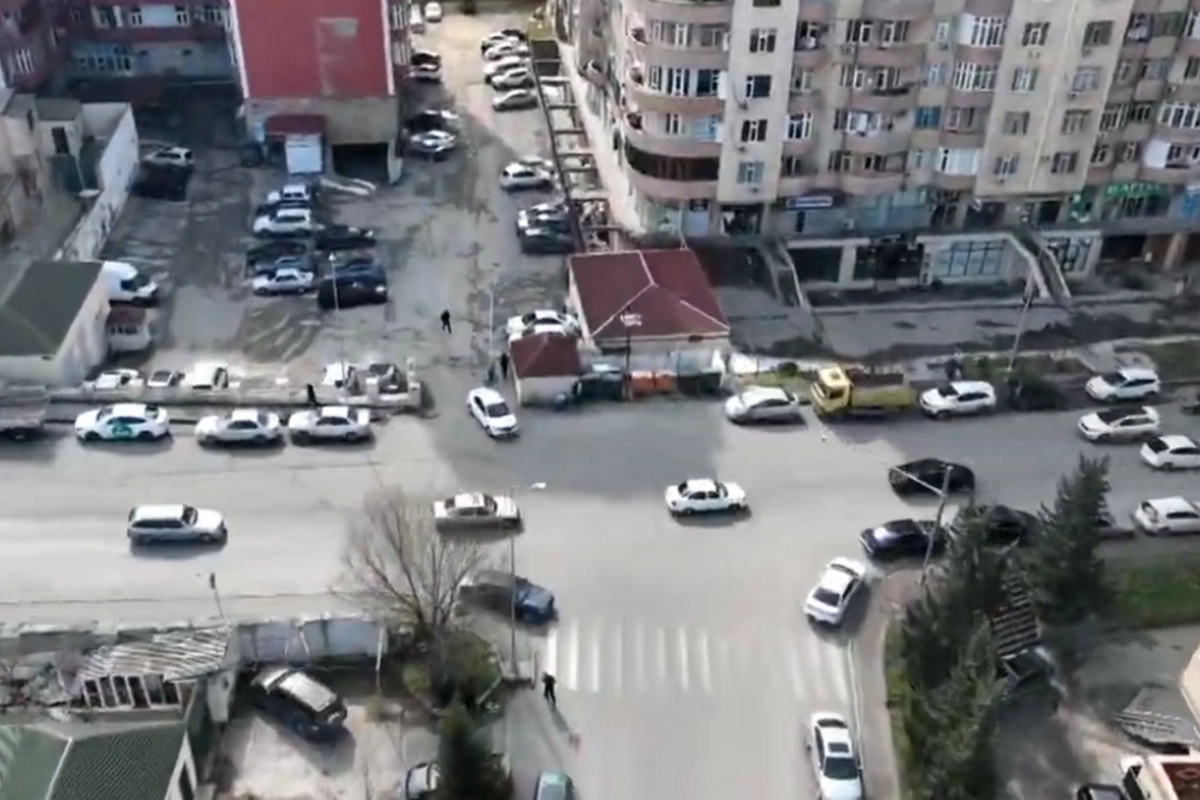 Qurumların hələ də göz yumduğu problemlər - Sürücülərin kabusuna çevrilən küçə Qurumların hələ də göz yumduğu problemlər - Sürücülərin kabusuna çevrilən küçə