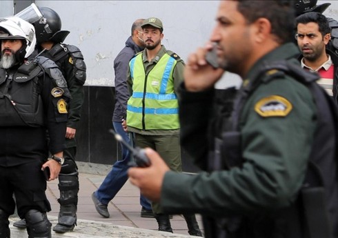 İranda polis əməkdaşlarına hücum olub, ölən və yaralananlar var İranda polis əməkdaşlarına hücum olub, ölən və yaralananlar var