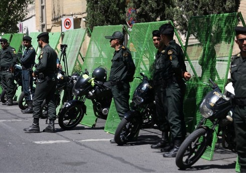 İranda polis əməkdaşlarına hücum olub, zabit ölüb