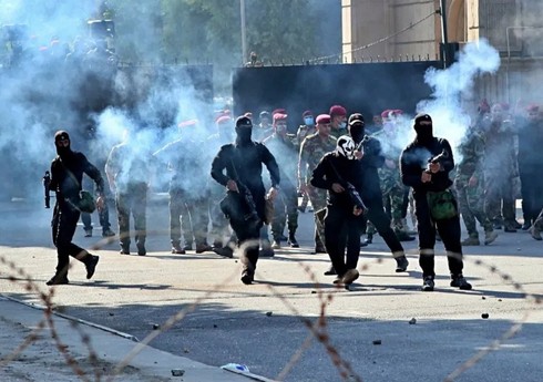İraq polisi etirazçılara qarşı gözyaşardıcı qazdan istifadə edib