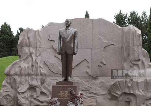 Rusiya Prezidenti Fəxri xiyabanda Heydər Əliyevin məzarını ziyarət edib Rusiya Prezidenti Fəxri xiyabanda Heydər Əliyevin məzarını ziyarət edib