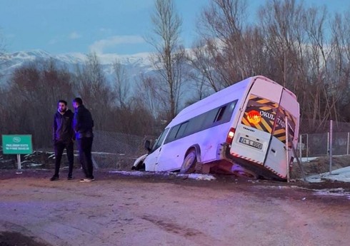 Ərzincanda şagirdləri daşıyan mikroavtobus qəzaya uğrayıb, yaralılar var
