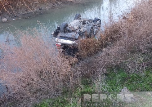Sabirabadda avtomobil su kanalına aşıb, xəsarət alanlar var