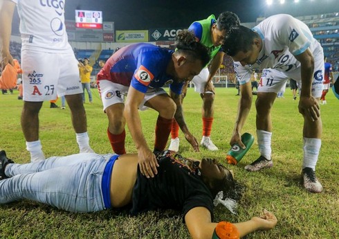 Salvadorda futbol stadionunda baş verən izdihamda 9 nəfər ölüb