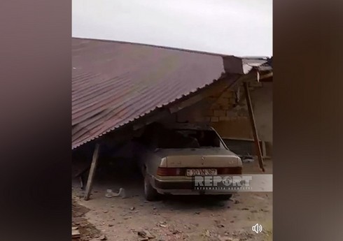 Salyanda güclü külək yaşayış binasının dam örtüyünü uçurub Salyanda güclü külək yaşayış binasının dam örtüyünü uçurub