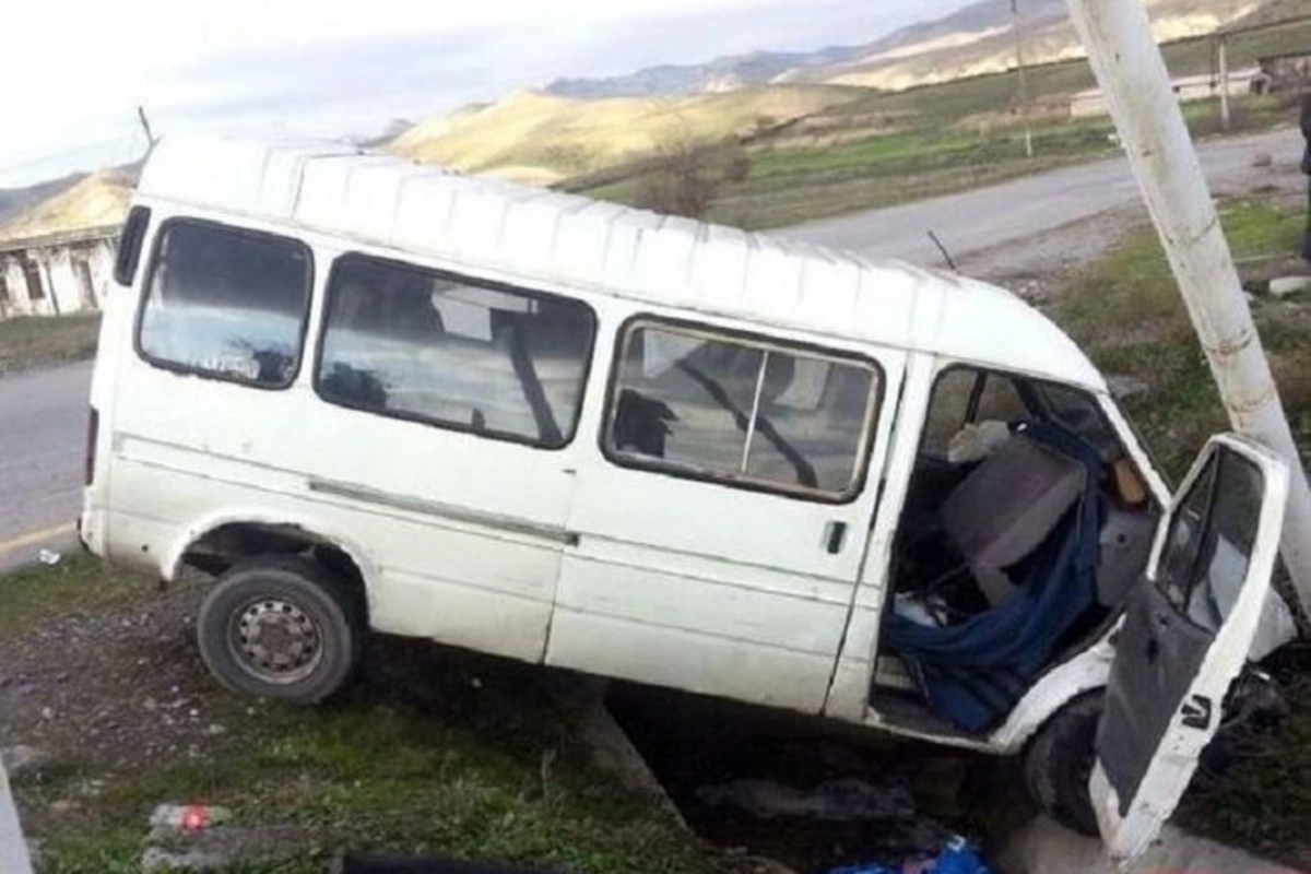 Samuxda fəhlə daşıyan sərnişin mikroavtobusu aşıb: Ölən və xəsarət alanlar var