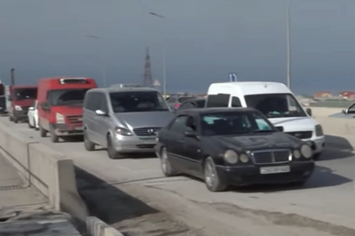 Sarayda sürücüləri boğaza yığan tıxacın səbəbi nədir? Sarayda sürücüləri boğaza yığan tıxacın səbəbi nədir?