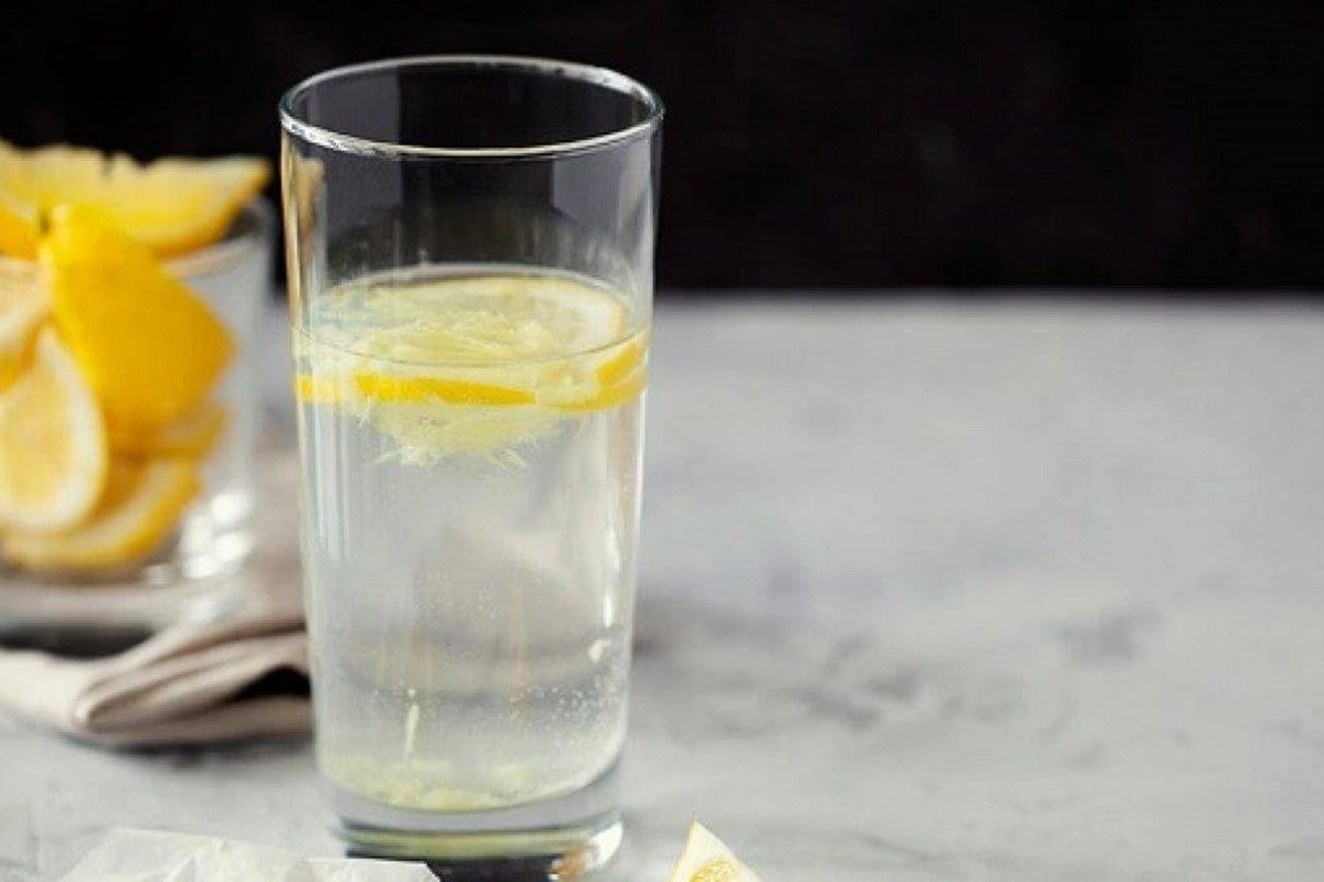 Səhər acqarına limonlu su içmək faydalıdır?  - CAVAB