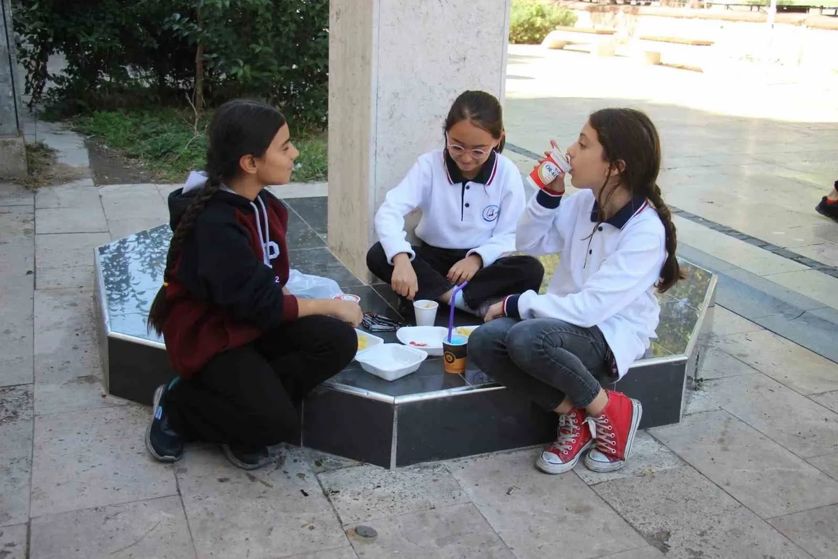 Şagirdlər yeməyi çöldə yerdə yeməyə məcbur oldular