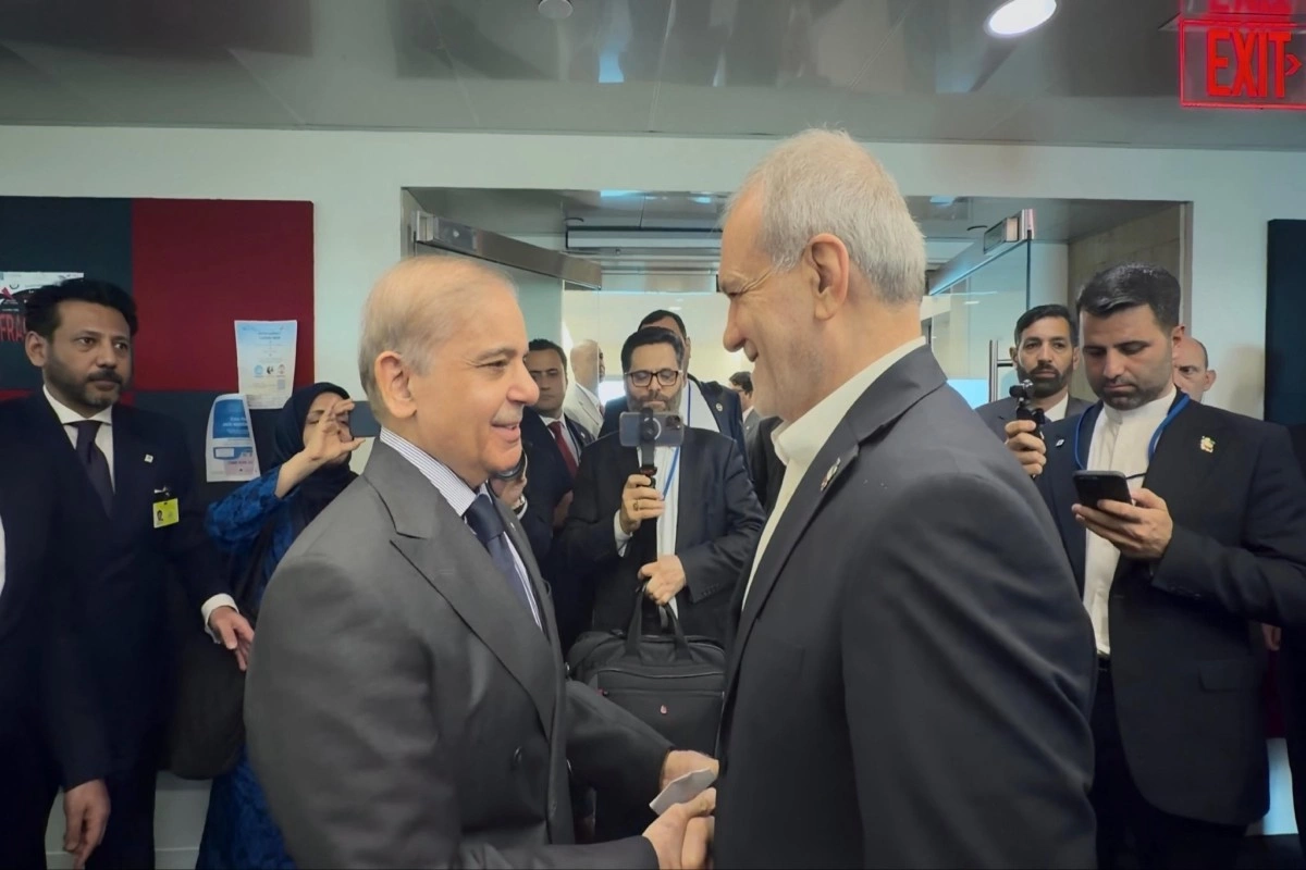 Şahbaz Şərif və Məsud Pezeşkian regional vəziyyəti müzakirə ediblər Şahbaz Şərif və Məsud Pezeşkian regional vəziyyəti müzakirə ediblər