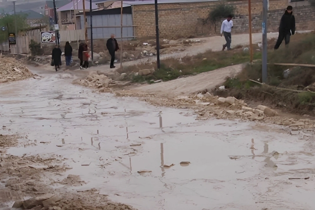 Şəfiqə Axundova küçəsində yaşayanlar yol problemindən şikayətçidirlər: 