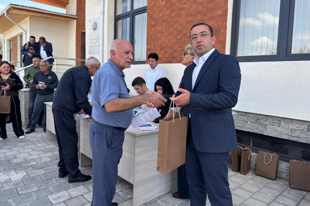 Şükürbəyliyə köçürülən ailələrə evlərin açarları təqdim olunub