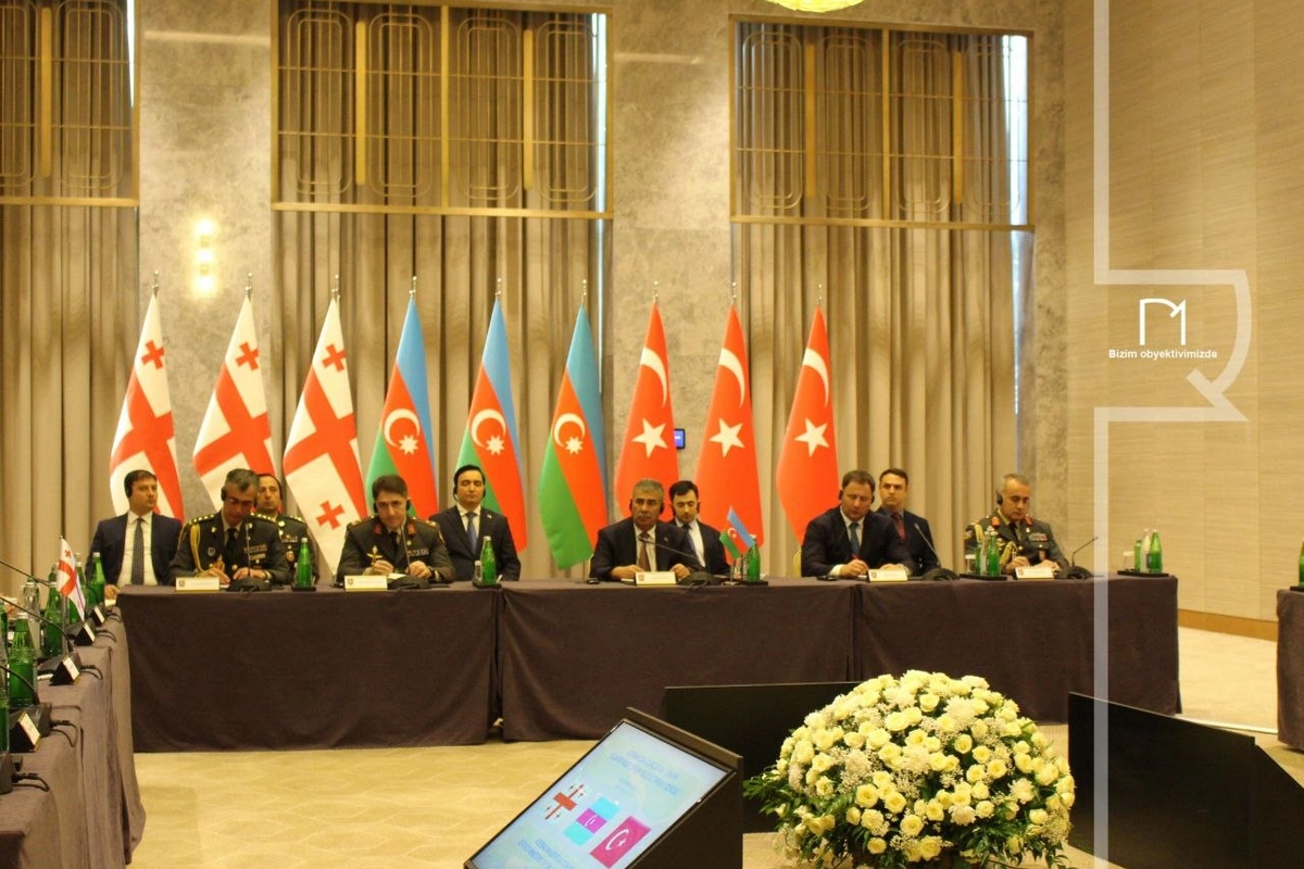 Şuşada Azərbaycan, Türkiyə və Gürcüstan müdafiə nazirlərinin üçtərəfli görüşü keçirilib Şuşada Azərbaycan, Türkiyə və Gürcüstan müdafiə nazirlərinin üçtərəfli görüşü keçirilib