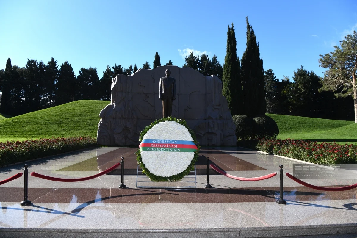 Slovakiya Prezidenti Ümummilli Lider Heydər Əliyevin məzarını ziyarət edib Slovakiya Prezidenti Ümummilli Lider Heydər Əliyevin məzarını ziyarət edib