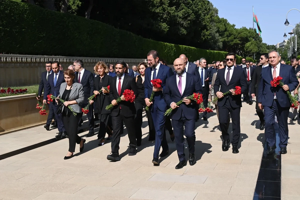 SOCAR-ın kollektivi Fəxri və Şəhidlər xiyabanlarını ziyarət edib SOCAR-ın kollektivi Fəxri və Şəhidlər xiyabanlarını ziyarət edib