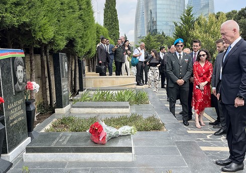 İsrailin müdafiə naziri Şəhidlər xiyabanını və Milli Qəhrəman Albert Aqarunovun məzarını ziyarət edib İsrailin müdafiə naziri Şəhidlər xiyabanını və Milli Qəhrəman Albert Aqarunovun məzarını ziyarət edib