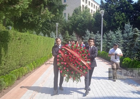 İƏT nümayəndə heyəti Fəxri və Şəhidlər xiyabanlarını ziyarət edib