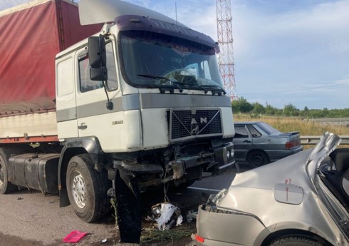 Tacikistanda yük maşını digər avtomobillərə və evlərə çırpılıb, ölənlər var Tacikistanda yük maşını digər avtomobillərə və evlərə çırpılıb, ölənlər var
