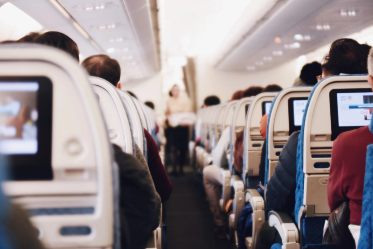 Təyyarədə yeməyə görə əsəbiləşən sərnişin pilot kabinəsinə soxulmağa cəhd edib