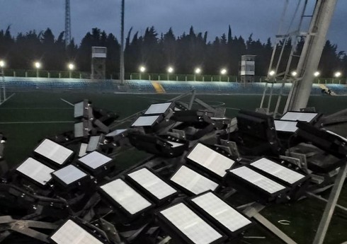 Tovuz stadionunda işıq dirəyi aşıb, “Turan Tovuz”un oyunu dayandırılıb Tovuz stadionunda işıq dirəyi aşıb, “Turan Tovuz”un oyunu dayandırılıb