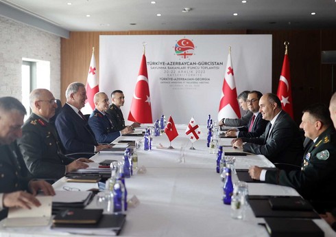 Türkiyə və Gürcüstanın müdafiə nazirləri görüşüb Türkiyə və Gürcüstanın müdafiə nazirləri görüşüb