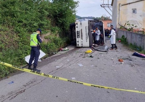 Türkiyədə avtobus aşıb, ölənlər və yaralılar var Türkiyədə avtobus aşıb, ölənlər və yaralılar var