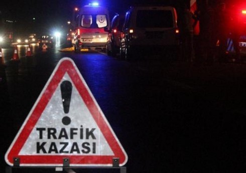 Türkiyədə avtomobil qəzasında ana və övladı ölüb, 4 nəfər yaralanıb Türkiyədə avtomobil qəzasında ana və övladı ölüb, 4 nəfər yaralanıb