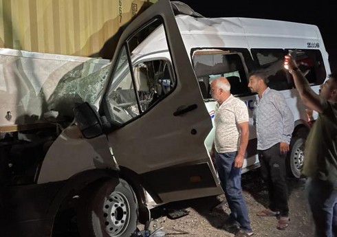 Türkiyədə mikroavtobus yük maşınının qoşqusuna çırpılıb, ölən və yaralananlar var