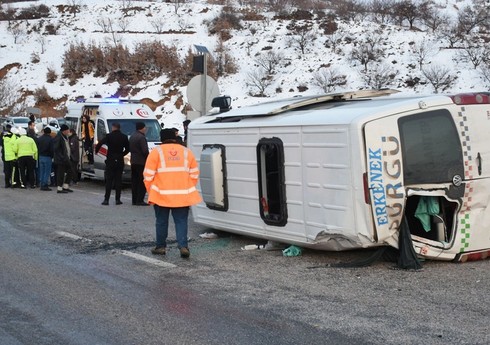 Türkiyədə sərnişin avtobusu aşıb, xəsarət alanlar var