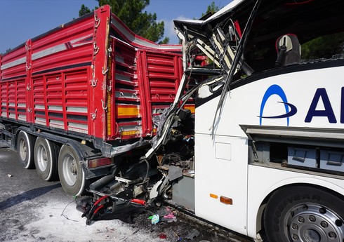 Türkiyədə sərnişin avtobusu qəzaya düşüb, 2 nəfər ölüb, 12 nəfər yaralanıb Türkiyədə sərnişin avtobusu qəzaya düşüb, 2 nəfər ölüb, 12 nəfər yaralanıb