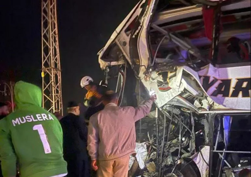 Türkiyədə sərnişin avtobusu TIR-a çırpılıb, ölənlər və yaralılar var Türkiyədə sərnişin avtobusu TIR-a çırpılıb, ölənlər və yaralılar var