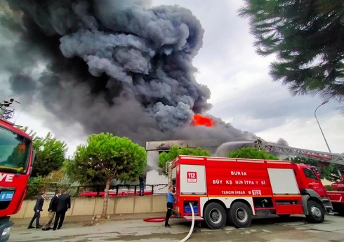 Türkiyənin Bursa şəhərində tekstil fabriki yanır