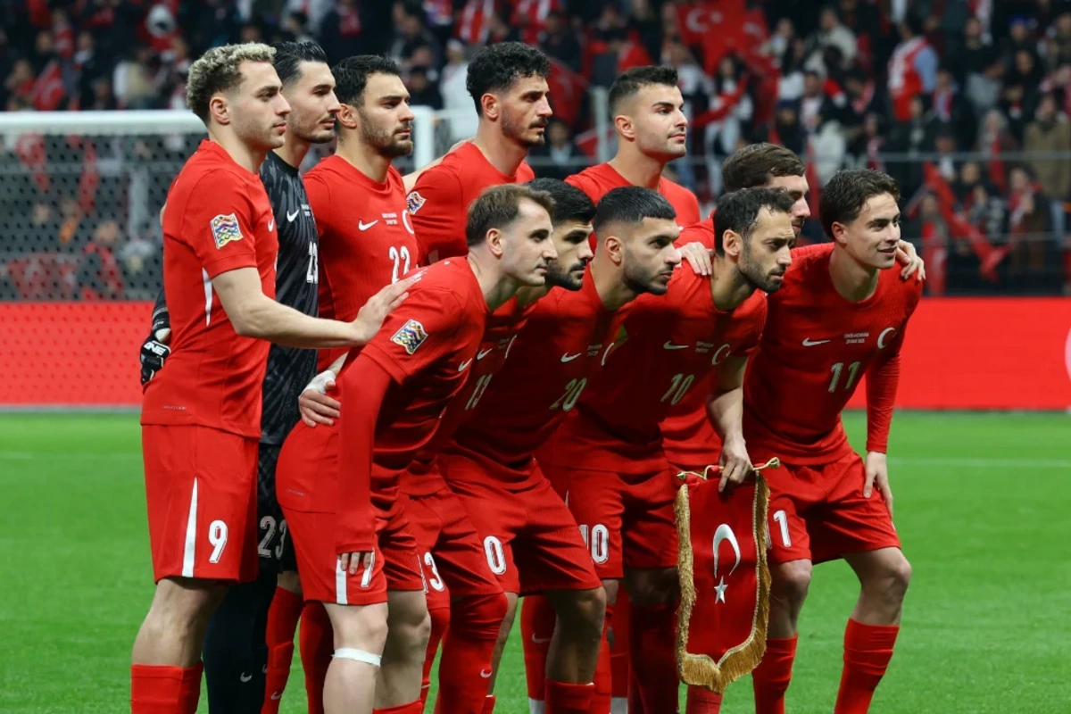 Türkiyə millisinin futbolçusu zədələnərək meydançanı tərk etdi