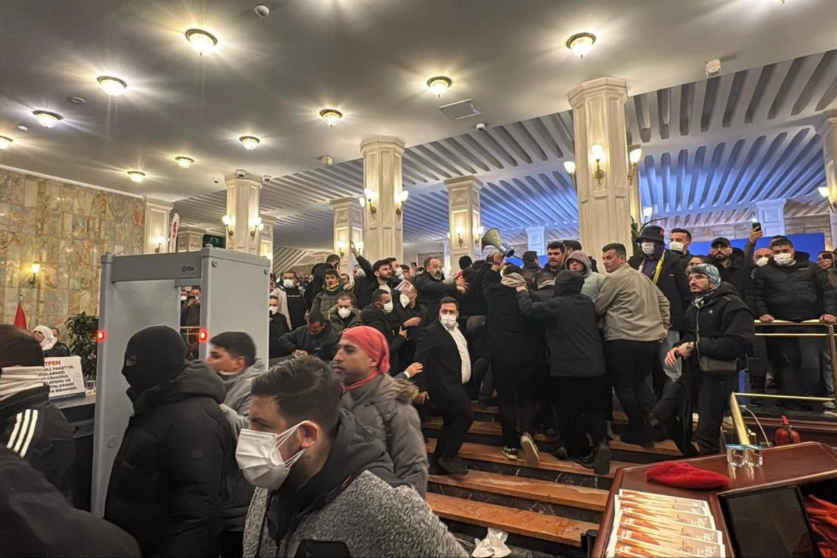 Türkiyədə İstanbul meriyasına hücum edildi: 1 polis yaralandı Türkiyədə İstanbul meriyasına hücum edildi: 1 polis yaralandı