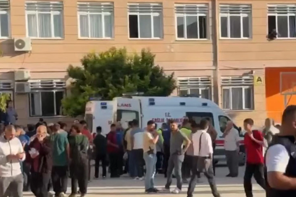 Türkiyədə məktəbə silahlı hücumda 1 ölü, 4 yaralı - ŞÜBHƏLİ SAXLANILDI Türkiyədə məktəbə silahlı hücumda 1 ölü, 4 yaralı - ŞÜBHƏLİ SAXLANILDI