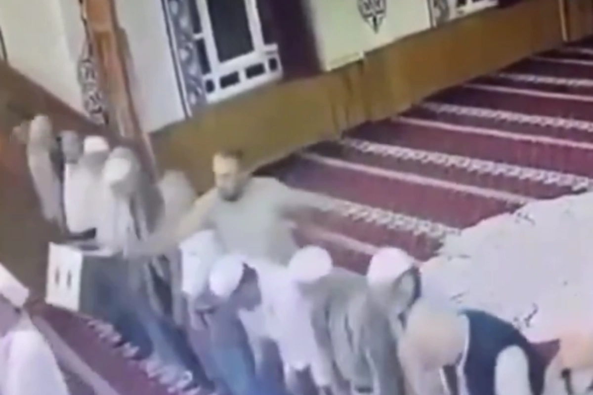 Türkiyədə məsciddə insident – namaz qılan şəxsə hücum edilib Türkiyədə məsciddə insident – namaz qılan şəxsə hücum edilib